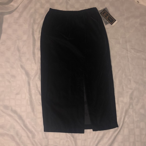 R&K Evening, velvet style skirt, slit in the back, Size: SM - Picture 3 of 3